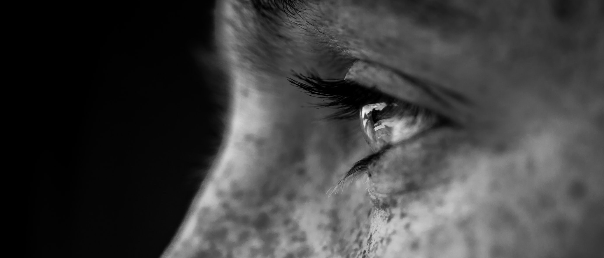 eye closeup side bw landscape 21x9